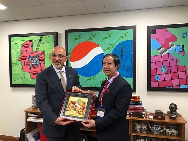 Minister of Education and Training Nguyen Kim Son (R) presents a gift to British Secretary of State for Education Nadhim Zahawi on June 29. (Photo: VNA) Minister of Education and Training Nguyen Kim Son (R) presents a gift to British Secretary of State for Education Nadhim Zahawi on June 29. (Photo: VNA)