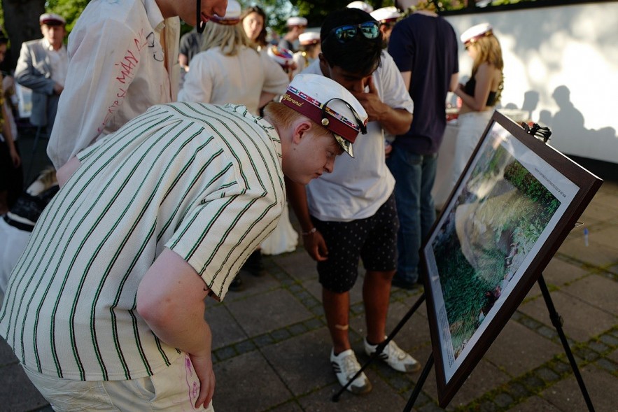 Danish students at the photo exhibition space at the campus of the Vietnamese Embassy in Denmark. Photo: Thoi Dai Danish students at the photo exhibition space at the campus of the Vietnamese Embassy in Denmark. Photo: Thoi Dai