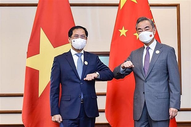 FM Son (L) meets Chinese State Councilor and Foreign Minister Wang Yi (Photo: VNA) FM Son (L) meets Chinese State Councilor and Foreign Minister Wang Yi (Photo: VNA)