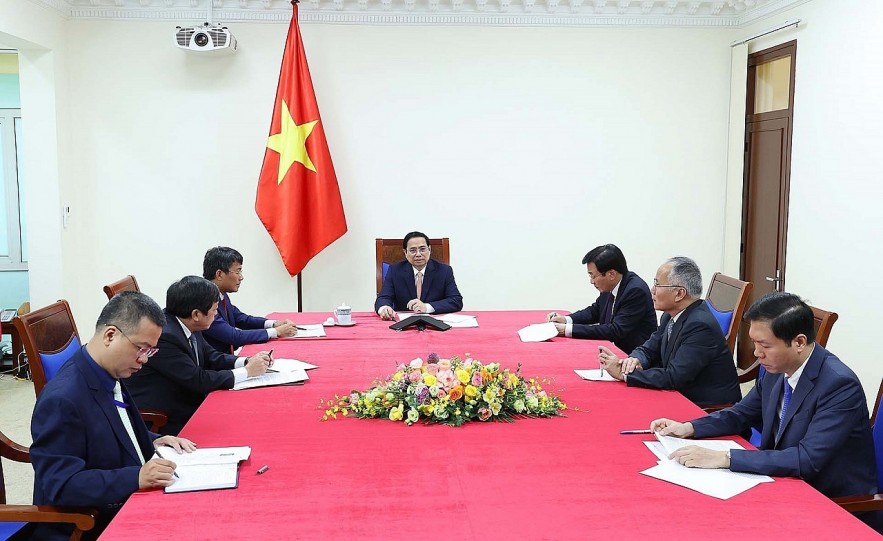 PM Pham Minh Chinh (right) holds phone talks with his Korean counterpart Han Duck-soo (Photo: VNA) PM Pham Minh Chinh (right) holds phone talks with his Korean counterpart Han Duck-soo (Photo: VNA)