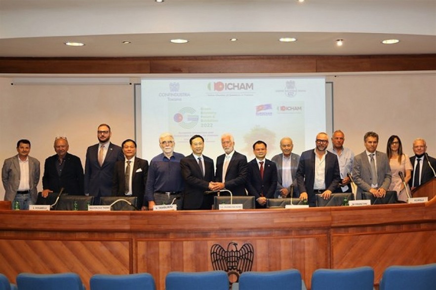 Ambassador Duong Hai Hung and representatives from Italian localities. Photo:VNA