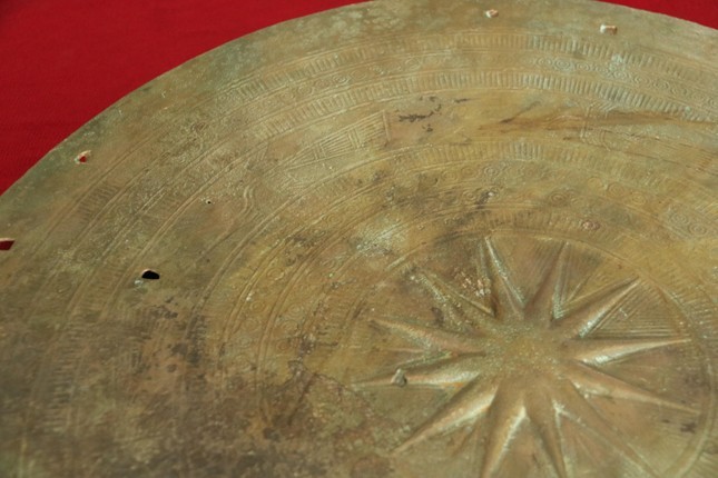 The concentric drumhead has a 12-point star and it is simply decorated with 6 peacocks.