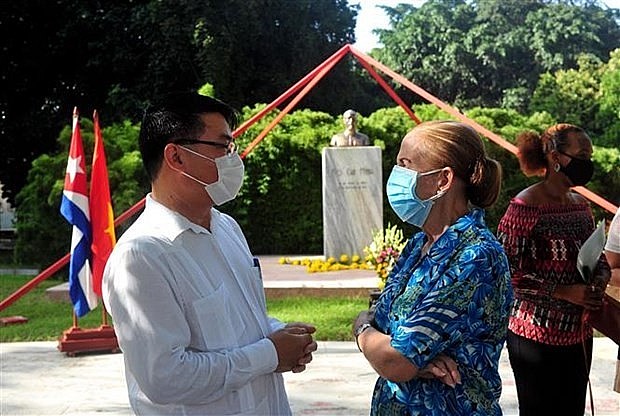 Ambassador Le Thanh Tung discussed with Chairman of the Cuban National Assembly's Foreign Affairs Committee and President of the Cuba-Vietnam Friendship Association Yolanda Ferrer Gómez on the 76th anniversary of the National Day of Vietnam in Cuba, September 2021. (Photo: VNA)