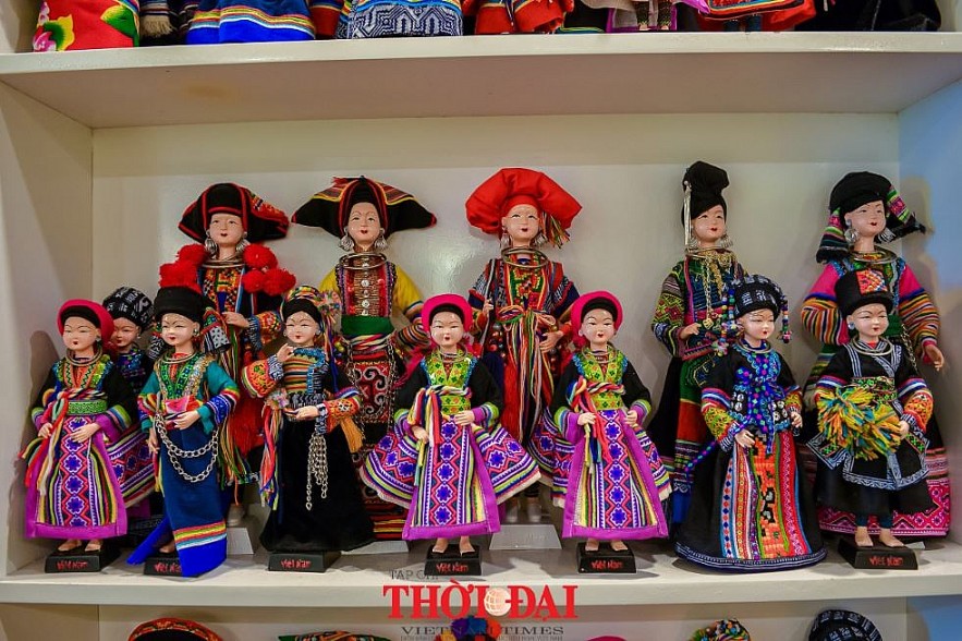 Vietnamese Artist Promotes Traditional Clothes Through Doll Collection Vietnamese Artist Promotes Traditional Clothes Through Doll Collection