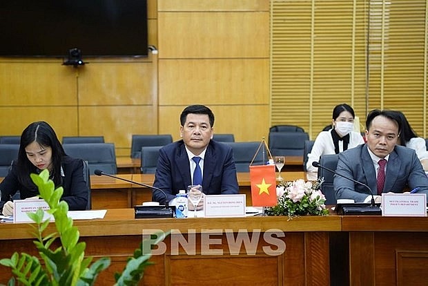 Minister of Industry and Trade Nguyen Hong Dien (centre) Photo: Ministry of Industry and Trade Minister of Industry and Trade Nguyen Hong Dien (centre) Photo: Ministry of Industry and Trade