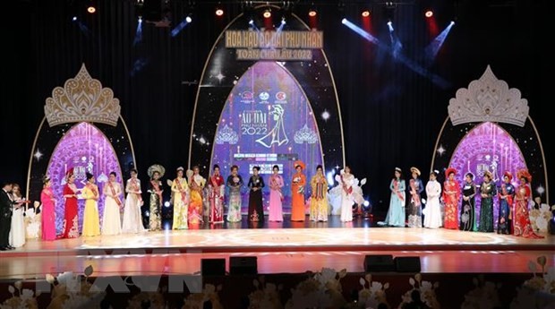 Vietnamese Ao Dai Stuns European Audiences