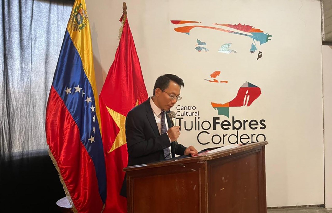 Vietnamese Ambassador to Venezuela Le Viet Duyen speaks at the opening ceremony. Source: baoquocte.vn Vietnamese Ambassador to Venezuela Le Viet Duyen speaks at the opening ceremony. Source: baoquocte.vn