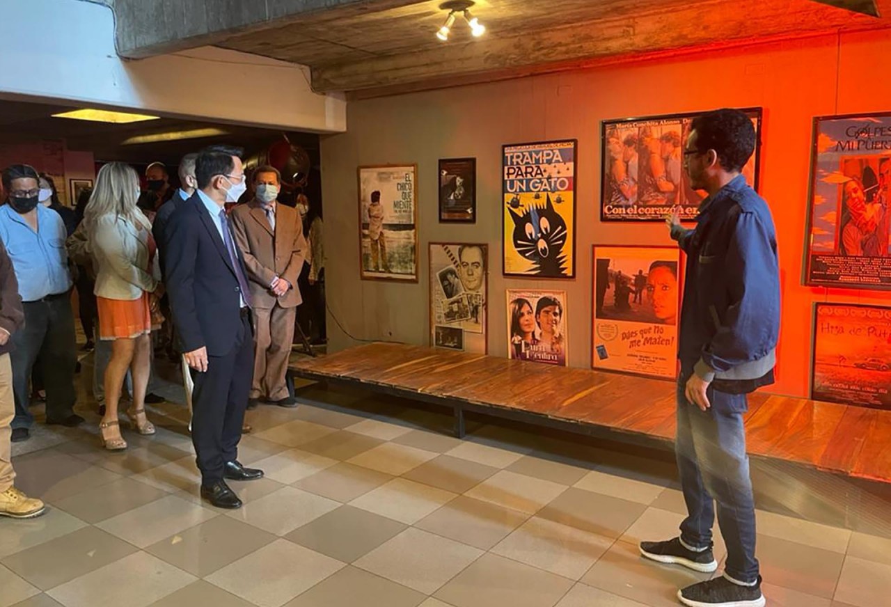 Vietnamese Ambassador to Venezuela Le Viet Duyen (left) listens to an introduction about the Tulio Febres Cordero Cultural Center, where the Vietnamese Film Week is getting underway. Photo: baoquocte.vn Vietnamese Ambassador to Venezuela Le Viet Duyen (left) listens to an introduction about the Tulio Febres Cordero Cultural Center, where the Vietnamese Film Week is getting underway. Photo: baoquocte.vn
