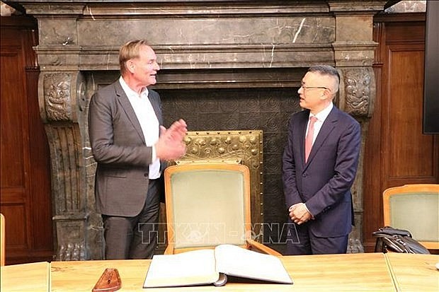Vietnamese Ambassador to Germany Vu Quang Minh (R) and Mayor of Leipzig city Burkhard Jung (Photo: VNA) Vietnamese Ambassador to Germany Vu Quang Minh (R) and Mayor of Leipzig city Burkhard Jung (Photo: VNA)