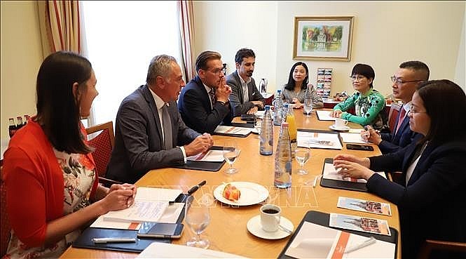 Vietnamese Ambassador to Germany Vu Qung MInh meets leaders of the German city of Wernigerode. (Photo: VNA) Vietnamese Ambassador to Germany Vu Qung MInh meets leaders of the German city of Wernigerode. (Photo: VNA)