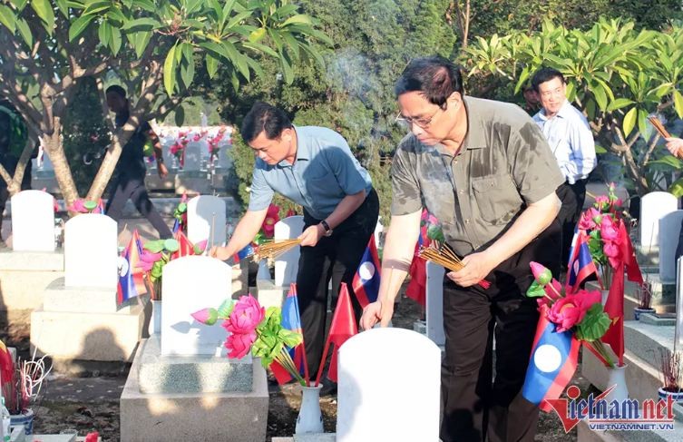 Top Leader Commemorates Martyrs in Vietnam-Laos International Fallen Soldiers’ Cemetery Top Leader Commemorates Martyrs in Vietnam-Laos International Fallen Soldiers’ Cemetery