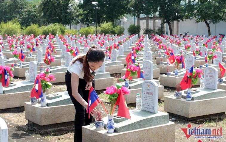 Top Leader Commemorates Martyrs in Vietnam-Laos International Fallen Soldiers’ Cemetery Top Leader Commemorates Martyrs in Vietnam-Laos International Fallen Soldiers’ Cemetery