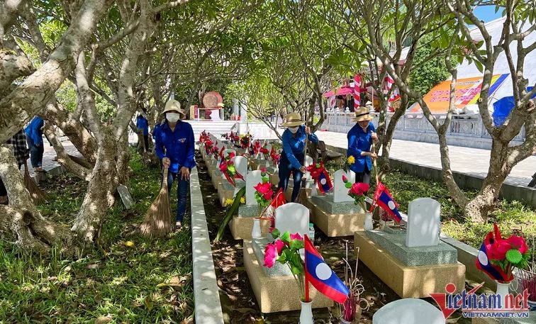 Top Leader Commemorates Martyrs in Vietnam-Laos International Fallen Soldiers’ Cemetery Top Leader Commemorates Martyrs in Vietnam-Laos International Fallen Soldiers’ Cemetery