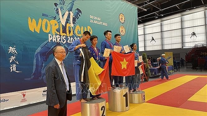 Vietnamese Ambassador to France Dinh Toan Thang presents medals to the winners. Vietnamese Ambassador to France Dinh Toan Thang presents medals to the winners.