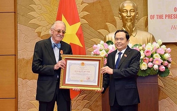 Permanent Vice Chairman of the National Assembly Tran Thanh Man (R) presents Friendship Order to former Secretary General of the Inter-Parliamentary Union Anders Johnsson (Photo: VNA) Permanent Vice Chairman of the National Assembly Tran Thanh Man (R) presents Friendship Order to former Secretary General of the Inter-Parliamentary Union Anders Johnsson (Photo: VNA)