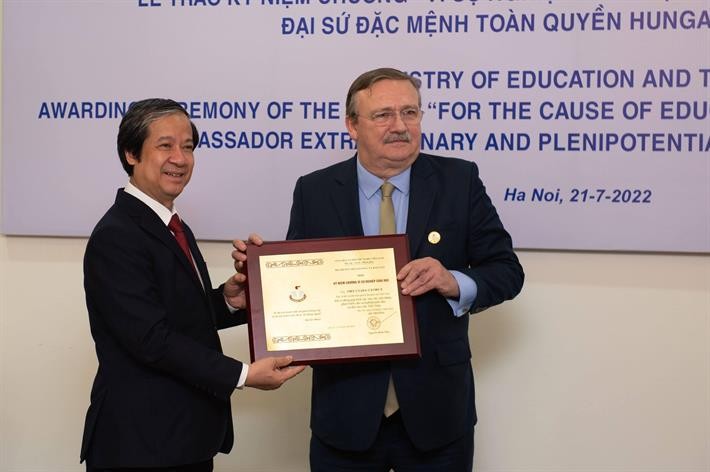 Hungarian Ambassador Ory Csaba awarded with Medal of Honor for the Cause of Education by Vietnamese Ministry of Education and Training. Photo courtesy of the ministry Hungarian Ambassador Ory Csaba awarded with Medal of Honor for the Cause of Education by Vietnamese Ministry of Education and Training. Photo courtesy of the ministry