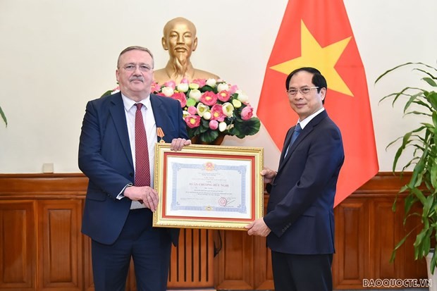 Minister of Foreign Affairs Bui Thanh Son (R) hands over the Friendship Order to Hungarian Ambassador Ory Csaba on July 27. Source: Ministry of Foreign Affairs Minister of Foreign Affairs Bui Thanh Son (R) hands over the Friendship Order to Hungarian Ambassador Ory Csaba on July 27. Source: Ministry of Foreign Affairs