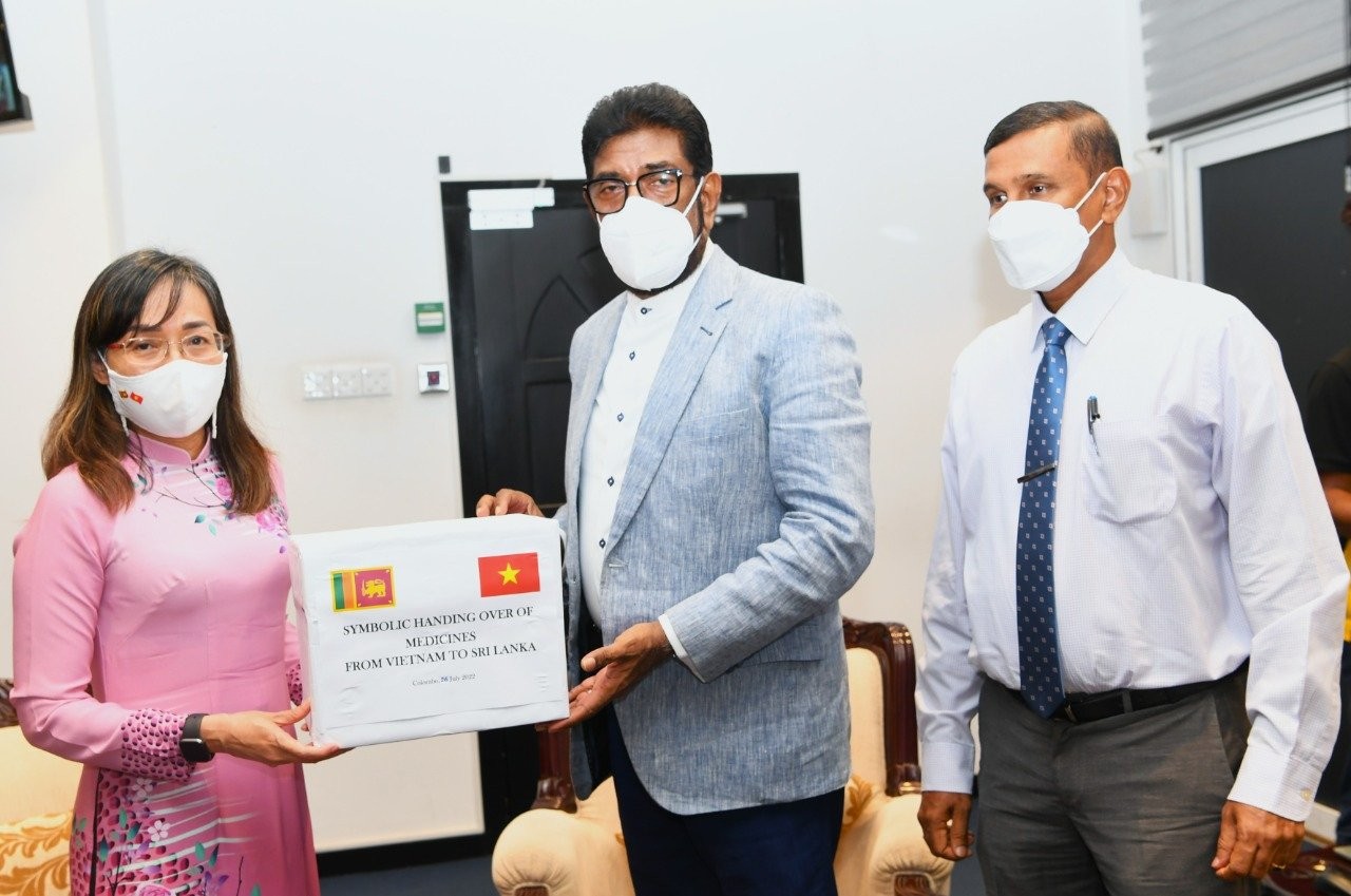 Vietnamese Ambassador to Sri Lanka Ho Thi Thanh Truc symbolically hands over the aid to Minister of Health of Sri Lanka Keheliya Rambukwella on July 26. Source: Embassy of Sri Lanka in Vietnam Vietnamese Ambassador to Sri Lanka Ho Thi Thanh Truc symbolically hands over the aid to Minister of Health of Sri Lanka Keheliya Rambukwella on July 26. Source: Embassy of Sri Lanka in Vietnam