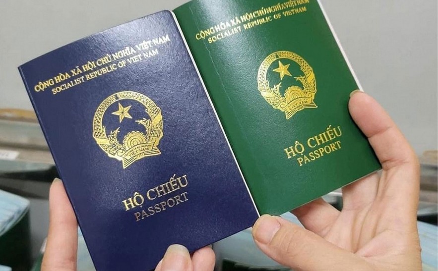 The new Vietnamese passport has a dark blue cover instead of the traditional green one. Photo: VOV The new Vietnamese passport has a dark blue cover instead of the traditional green one. Photo: VOV
