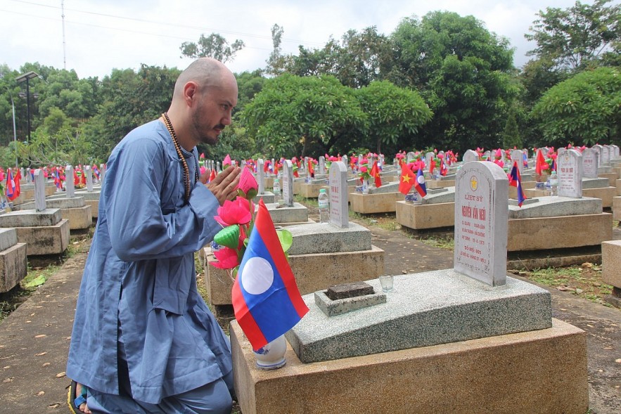 Daniel has come to meditate in front of many graves. Daniel has come to meditate in front of many graves.