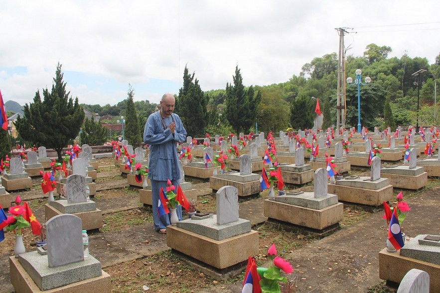 Daniel was really touched by thousands of graves of martyrs at Vietnam - Laos International Cemetery (Anh Son, Nghe An). Daniel was really touched by thousands of graves of martyrs at Vietnam - Laos International Cemetery (Anh Son, Nghe An).