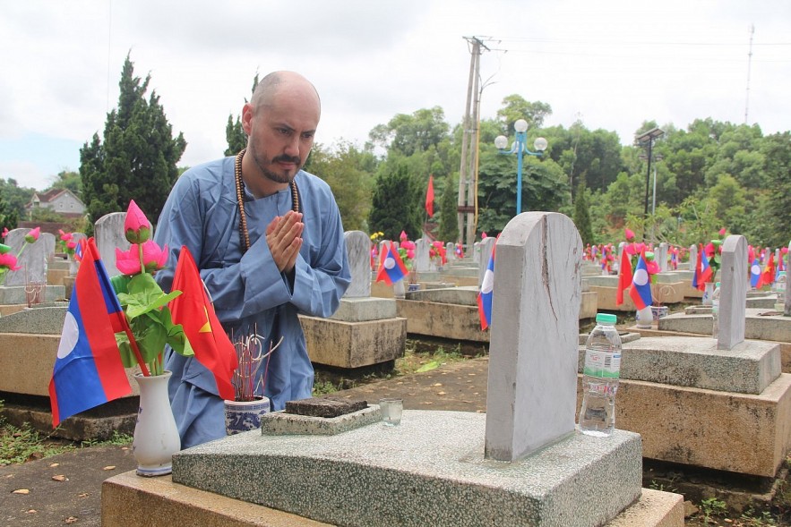 Daniel next to the graves of martyrs at the Vietnam - Laos international martyrs cemetery (Anh Son, Nghe An). Daniel next to the graves of martyrs at the Vietnam - Laos international martyrs cemetery (Anh Son, Nghe An).