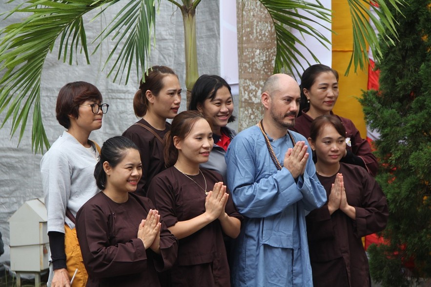 “At first I didn't even notice. But when reciting Buddha at 5-6 graves with the same name inscribed on the stele and then hundreds of such stele. I just asked people and learned that it is the grave of martyrs who died but have not been able to identify personal information, Colombian Buddhist Praises Vietnam's Heroic Martyrs