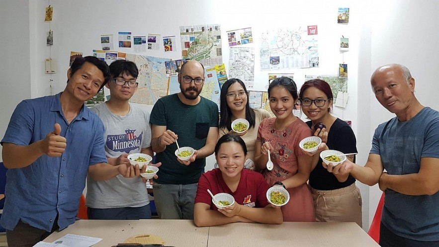 Daniel Blanco works with young Vietnamese people. Daniel Blanco works with young Vietnamese people.