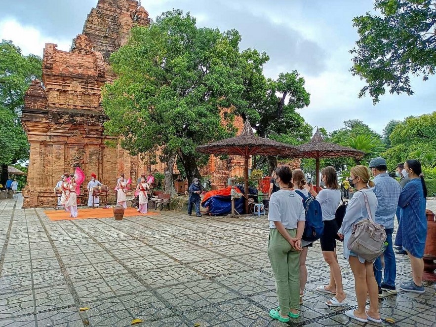 Russian visitors explore local culture in the south-central province of Khanh Hoa. Photo: VOV Russian visitors explore local culture in the south-central province of Khanh Hoa. Photo: VOV