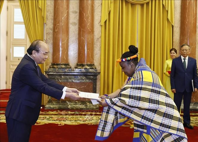 President Nguyen Xuan Phuc (left) and Ambassador of South Africa Vuyiswa Tulelo. Photo: VNA