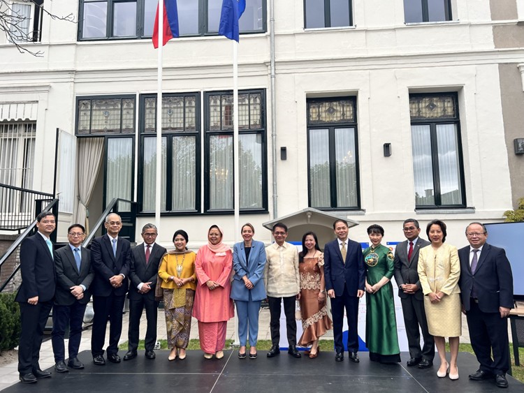 Vietnam's Ambassador Attends Flag Raising Ceremony Marking 55th Anniversary of ASEAN in the Netherlands Vietnam's Ambassador Attends Flag Raising Ceremony Marking 55th Anniversary of ASEAN in the Netherlands