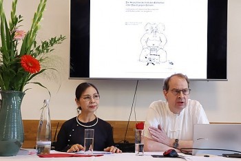 Bilingual Books Spread Love for Vietnamese Culture