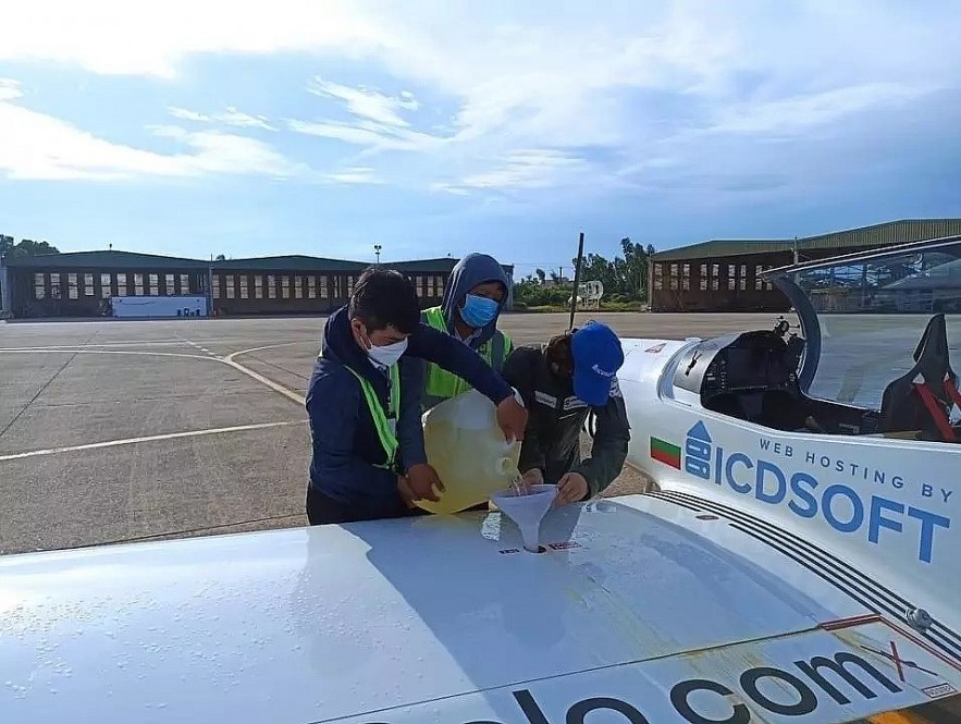 Mack Rutherford took advantage of visiting Da Nang and was helped refuel the plane. Mack Rutherford took advantage of visiting Da Nang and was helped refuel the plane.