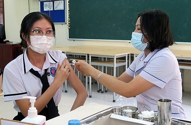 A student in Tuy Hoa (Phu Yen province) receives the first booster shot of Covid-19 vaccine. Photo: VNA) A student in Tuy Hoa (Phu Yen province) receives the first booster shot of Covid-19 vaccine. Photo: VNA)