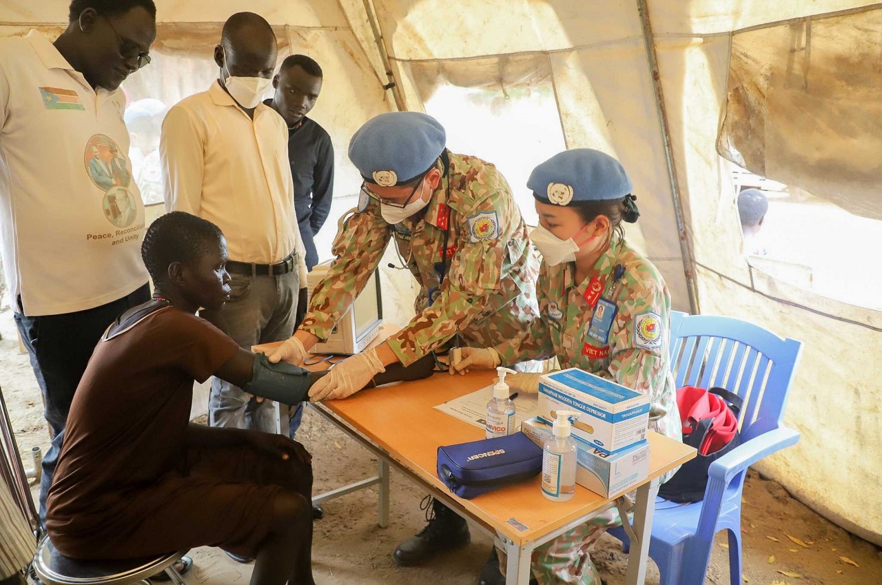 Vietnamese blue-beret doctors give health checkups to locals in South Sudan (Photo: BVDC 2.4 Vietnamese blue-beret doctors give health checkups to locals in South Sudan (Photo: BVDC 2.4