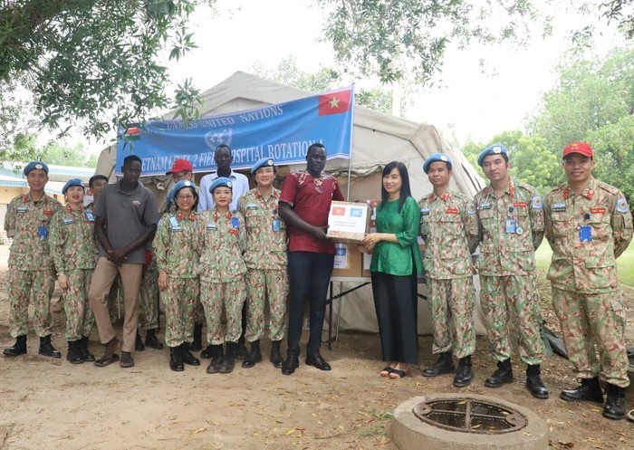 Donating essential medicines and basic epidemic prevention equipment to Bentiu General Hospital. Photo: BVDC 2.4 Donating essential medicines and basic epidemic prevention equipment to Bentiu General Hospital. Photo: BVDC 2.4