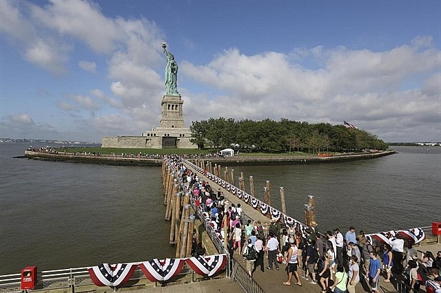 Tourists visiting the Statue of Liberty, New York City, the United States. — AFP/VNS Photo Tourists visiting the Statue of Liberty, New York City, the United States. — AFP/VNS Photo