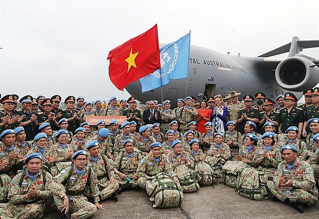 President Nguyễn Xuân Phúc with officers and doctors of Level-2 Field Hospitals Rotations 4 and the Engineering Unit Rotation 1 before they departed for Abyei and South Sudan in April. President Nguyễn Xuân Phúc with officers and doctors of Level-2 Field Hospitals Rotations 4 and the Engineering Unit Rotation 1 before they departed for Abyei and South Sudan in April.