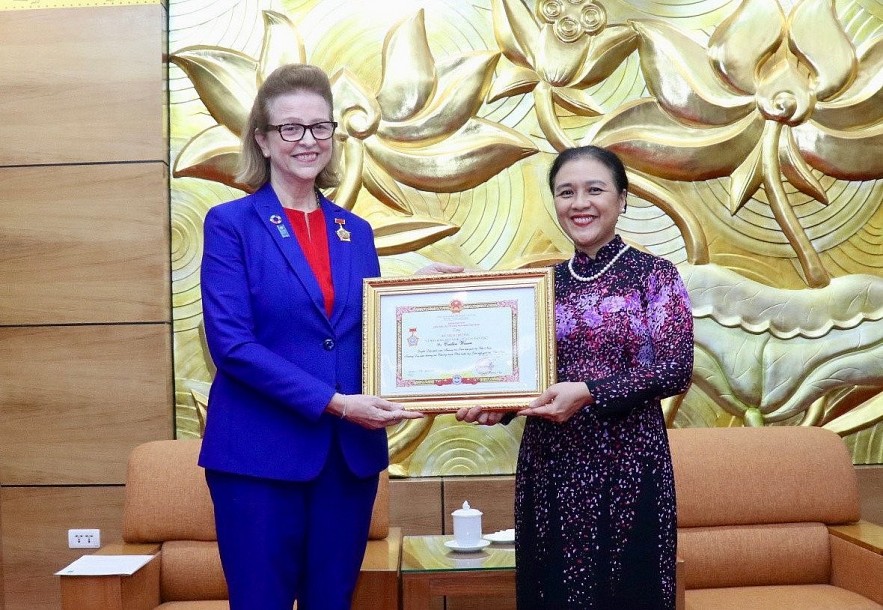 VUFO Presents Friendship Medal to UNDP Resident Representative in Vietnam Caitlin Wiesen VUFO Presents Friendship Medal to UNDP Resident Representative in Vietnam Caitlin Wiesen