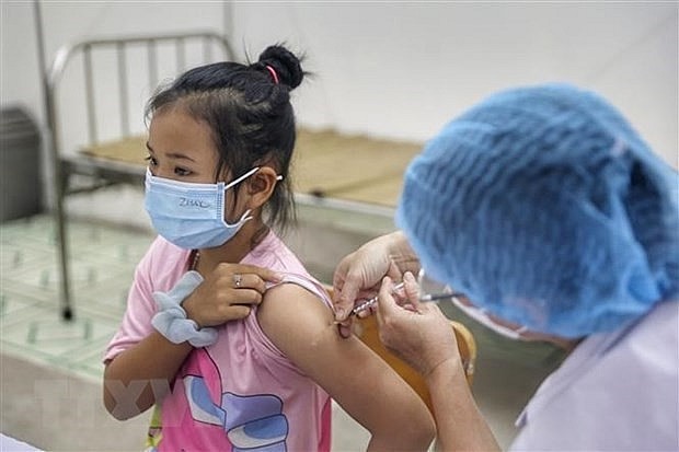 Vaccinating a pupil against COVID-19 a the Tan Linh primary school in Hanoi. Photo: VNA