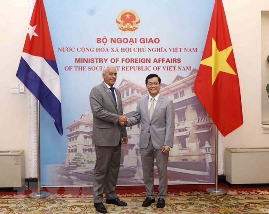 Vietnamese Deputy Minister of Foreign Affairs Ha Kim Ngoc (R) and Cuba’s First Deputy Minister of Foreign Affairs Gerardo Peñalver Portal (Photo: VNA) Vietnamese Deputy Minister of Foreign Affairs Ha Kim Ngoc (R) and Cuba’s First Deputy Minister of Foreign Affairs Gerardo Peñalver Portal (Photo: VNA)