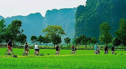 In Vietnam, more and more foreign tourists prefer destinations in rural areas for their vacations. Photo: VNA In Vietnam, more and more foreign tourists prefer destinations in rural areas for their vacations. Photo: VNA