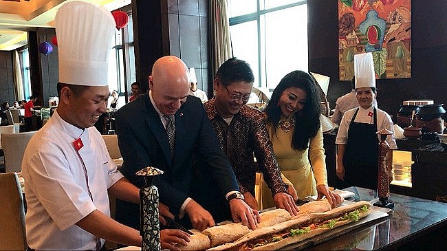 Vietnamese Woman Opens Successful Restaurant in Manila Vietnamese Woman Opens Successful Restaurant in Manila