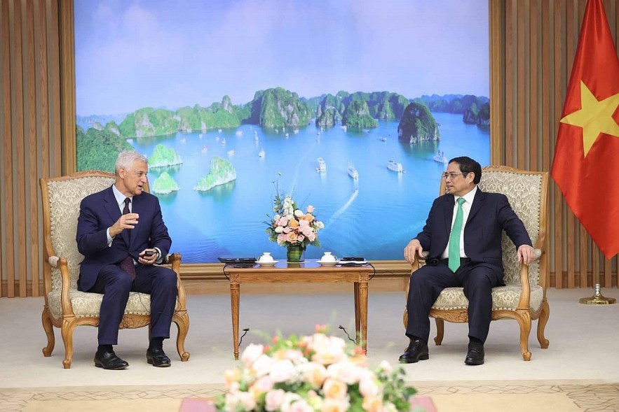 Prime Minister Pham Minh Chinh receives Mr. Bill Winters, Global General Director of Standard Chartered Bank. Photo: VNA Prime Minister Pham Minh Chinh receives Mr. Bill Winters, Global General Director of Standard Chartered Bank. Photo: VNA