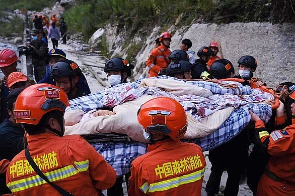 Chinese rescuers carry an injured civilian who was found after the September 5 earthquake - Photo: AFP Chinese rescuers carry an injured civilian who was found after the September 5 earthquake - Photo: AFP