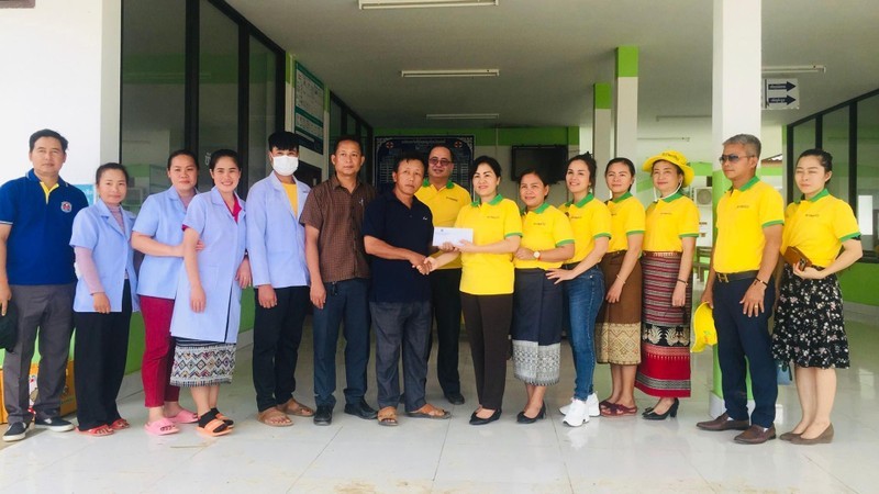 Presenting gifts worth 160 million LAK (10,200 USD) to victims in Oudomxay province. Source: NDO
