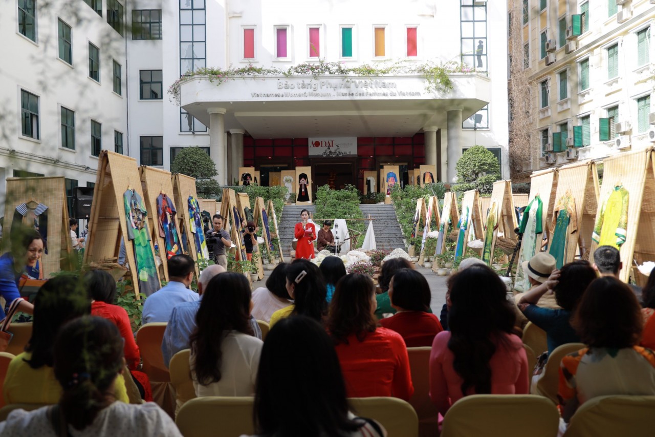 Ao dai On The Heritage Path Ao dai On The Heritage Path