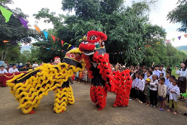 The children of Vietnam and Laos were very excited and attentive to the lion dance performance. The children of Vietnam and Laos were very excited and attentive to the lion dance performance.