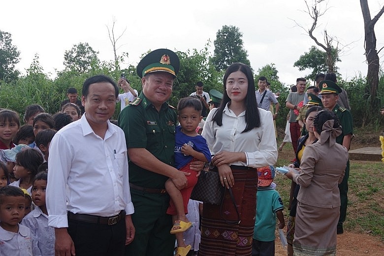 Quang Tri Border Guard welcomes children from Avia Lao Primary School to celebrate the Mid-Autumn Festival. Quang Tri Border Guard welcomes children from Avia Lao Primary School to celebrate the Mid-Autumn Festival.