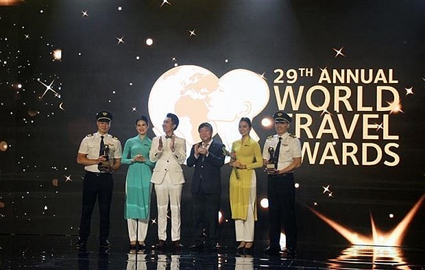 Representatives of Vietnam Airlines receive an award at the ceremony (Photo: VNA) Representatives of Vietnam Airlines receive an award at the ceremony (Photo: VNA)